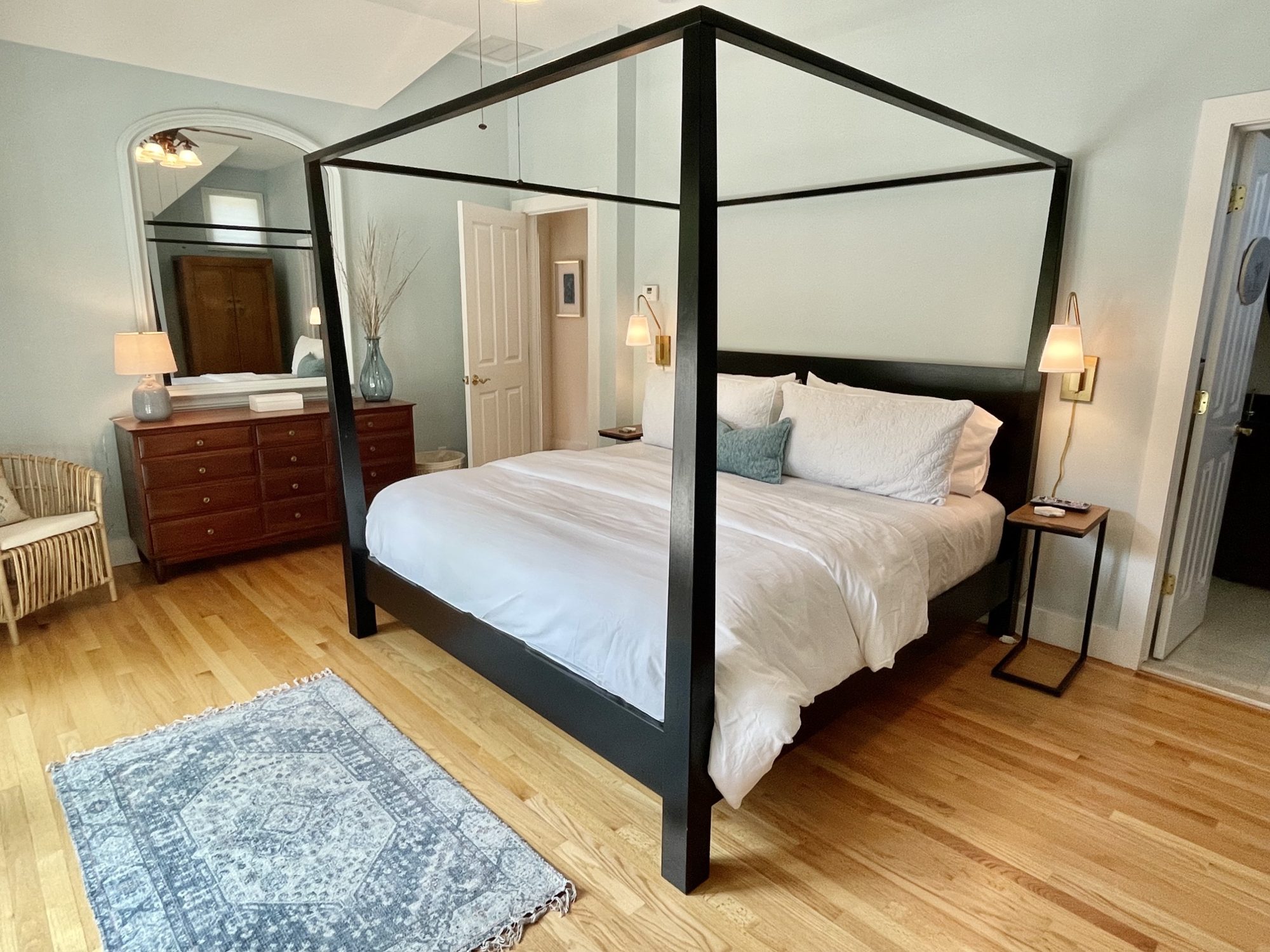 Primary suite: four-poster king